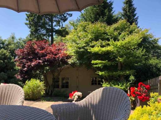 Beautiful 2-Bed Cottage in Hurst Green - Housity