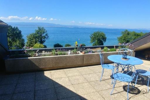 Lakefront. Appartement pieds dans l'eau. View and direct access to the lake. - Housity