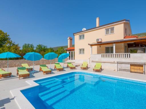 Villa Secret Beauty with Saltwater Pool - Housity