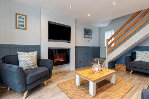 Cartwright's Cottage - Indoor Pool, Sports Courts, Play Park - Housity