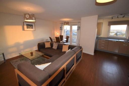 Pinnacle 3 - City Centre 2 Bedroom 2 Bathroom Apartment - with Balcony, Free Parking, Fast Wifi and Smart TV - Housity