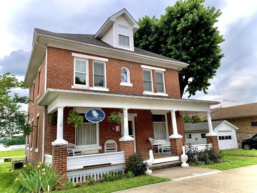 The Bonney Grey Guesthouse - Historic Charm Meets Modern Comfort in the Heart of Downtown Grafton - Housity