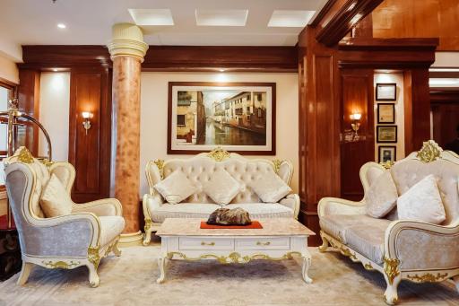 E-Crown  and Resort - Housity