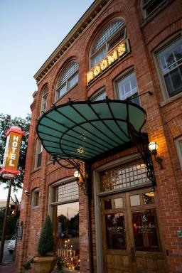 Retro Suites Hotel - Housity