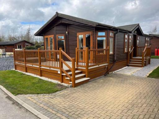 Mandarin Lodge with Hot Tub - Housity