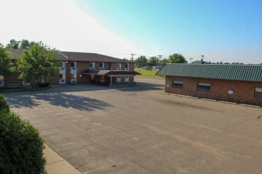 Economy Hotel Minot - Housity
