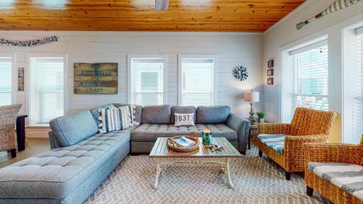 TC304 Cool and Roomy Townhome Close to Beach, Shared Pool - Housity