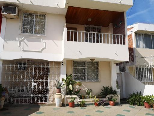 Casa Vacacional Salinas cerca de la playa - Housity
