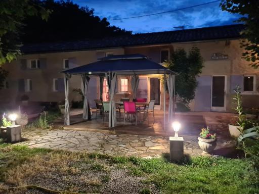 Maison avec rivière, piscine, SPA, SAUNA Infrarouge,terrain boules, ping-pong, volley et Badminton - Housity