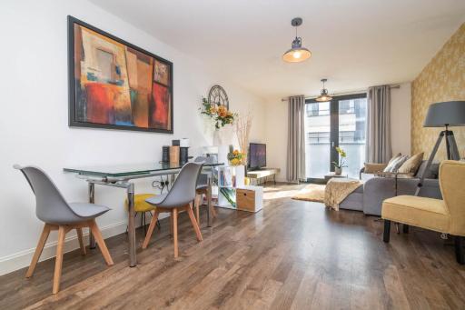 Vibrant 2 Bed 2 Bath Free Parking in Chinatown - Housity