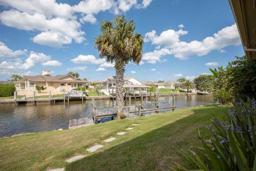 Dolphin Paradise, 4 BR, Boat Dock, Near Beach, Lanai, Wi-Fi, Sleeps 8 - Housity