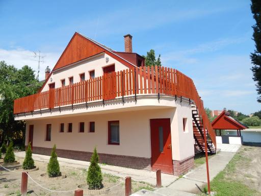 Napsugár Apartman - Housity