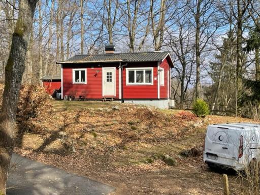 Totalrenoverad liten stuga - Housity