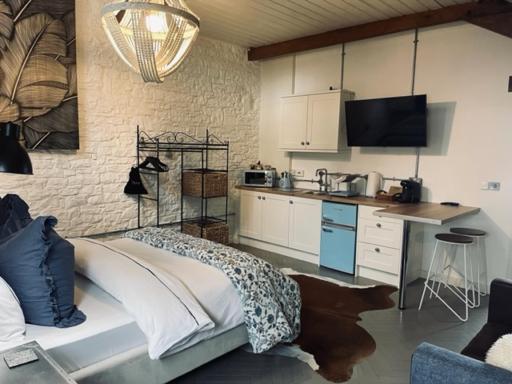 Gardener's Cwtch, Llwynhelig Manor - Housity