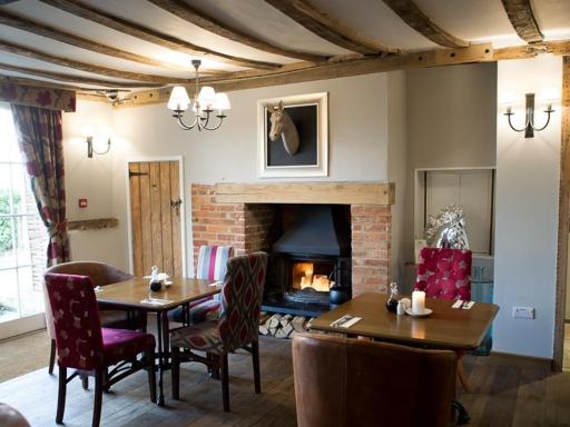 The White Horse Hotel and Luxury Shepherds Huts - Housity