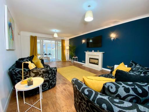 Lovely house in a great location with Parking, WiFi & Smart TV - Near Poole & Bournemouth - Housity