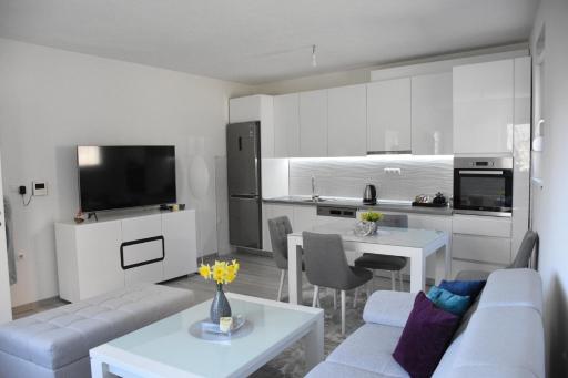 The White Apartment - Housity
