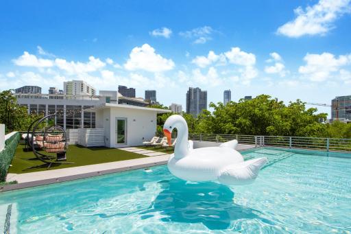 IKON  - Rooftop Pool - Centric & Close to Beach - Housity