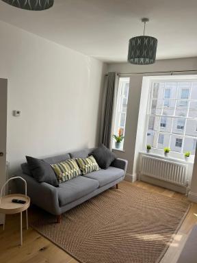 Lovely 1 Bed flat *FREE PARKING* Hoe/Barbican Plymouth - Housity