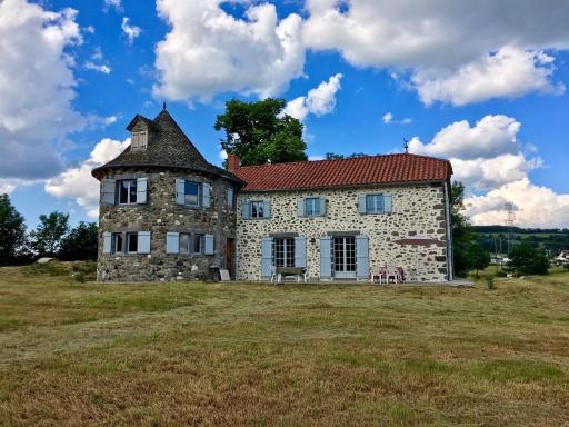 Maison spacieuse avec vue sur la montagne à Naucelles - Housity