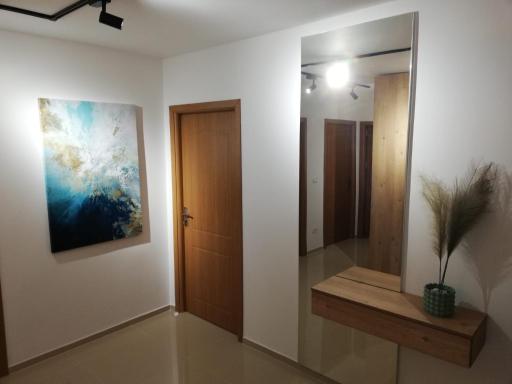 Central 2 bedroom ap. with free parking. - Housity