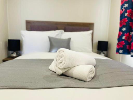 The Hideaway Lodge with Hot Tub - Housity