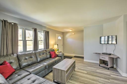 Twin Lakes Escape with Deck Less Than 1 Mi to Beach! - Housity