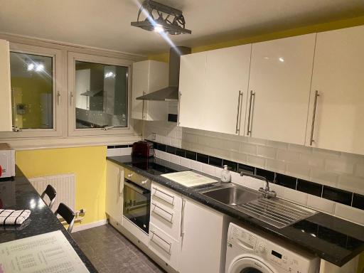 Victoria Centre Apartments in the Victoria Centre Shopping Centre - Nottingham City Centre - 24 hour access - Most Central Location, Lounge, Kitchen, Washing Machine - Opposite Hilton by Restaurants & Shops - Outdoor Parking Cars or Vans five pounds a day - Housity