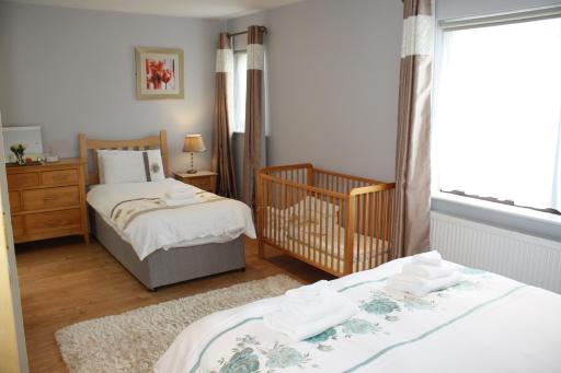 Town Centre Location -Free private parking -Luxury 4 Bedroom House all En-suite with power showers -Full Kitchen, 2 Living Rooms - Great Location - shops and restaurants 3-minute walk -fast Wi-Fi -Sleeps 9 Guests - Housity