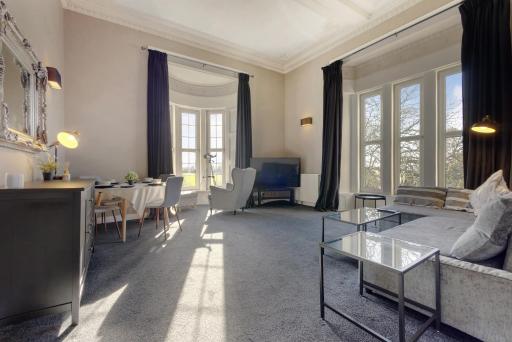 Beautiful traditional apartment close to beach & golf, stunning views & free off-street parking - Housity