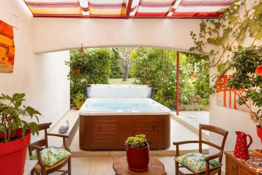 Sumptuous House Of 120m With Garden And Jacuzzi - Housity