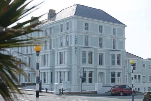 Four Oaks Hotel - Housity