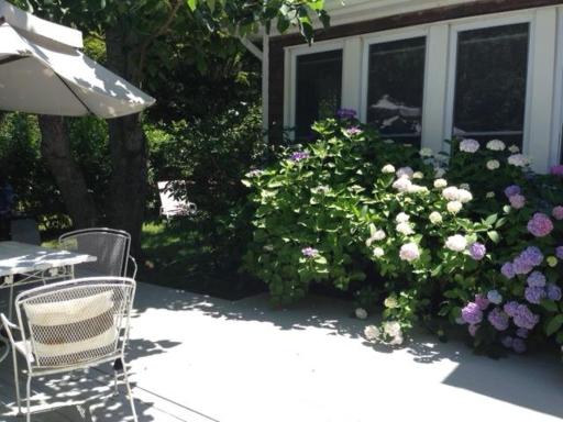 Southampton Cottage Near Beach, Hamptons Cottage - Housity