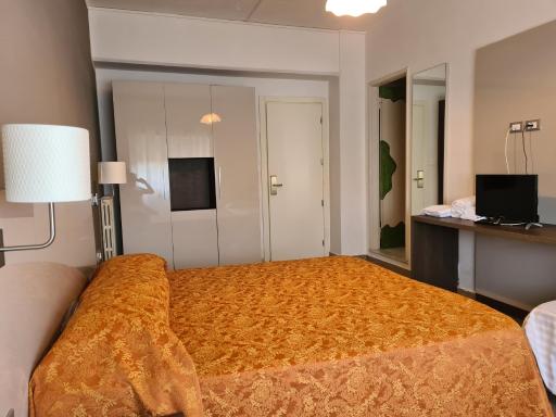 NEW PARK HOTEL - Housity