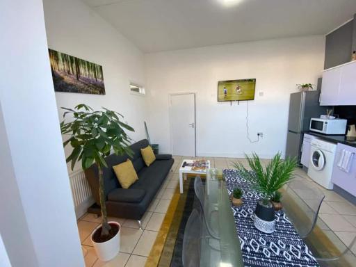 Stunning 1 Bed Spacious Apartment -Central Cardiff - Housity