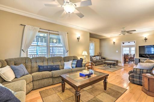 Beautiful Spacious Beach Home, Private Deck & Grill, with Beach Badges - Housity