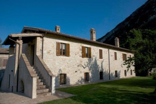 Casa ridente nella valle del Menotre con giardino - Housity