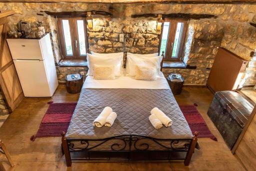 Traditional Stone Guesthouse - Housity