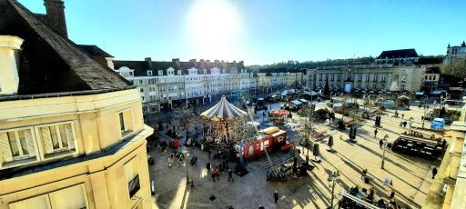 F2 avec sauna, vue d'exception place de la mairie - Housity
