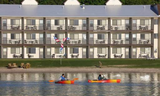 Bavarian Haus Lakefront Inn - Housity