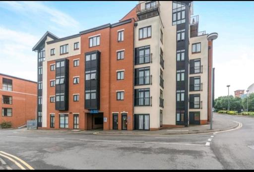 City Centre 2 bed apartment opposite Utilita Arena Birmingham with free parking - Housity