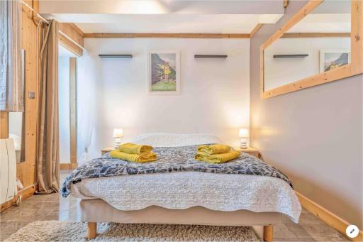CHAMBRE INDÉPENDANTE avec SALLE DE BAIN INDÉPENDANTE au RDC d un chalet à 25 kms Chamonix - Housity