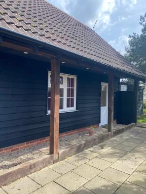 Pine Lodge near Colchester and Beaches - Housity