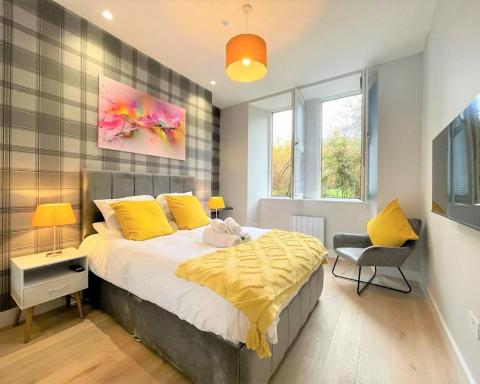 Chic, Newly Reno'd 1 Bed Open Plan, nr The Meadows - Housity