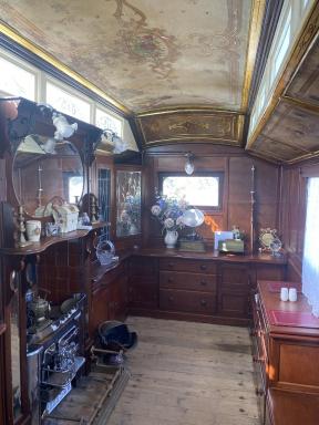 Vintage Showman's Wagon For Two Close to Beach - Housity