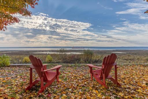 MOWEB - CHALET BORD DE L'EAU AVEC PLAGE iLE ORLEANS - Housity