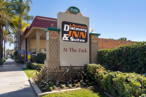 Anaheim Discovery Inn and Suites - Housity
