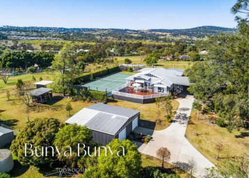 Bunya Bunya Luxury Estate Toowoomba set over 2 acres with Tennis Court - Housity
