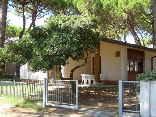 Three-Room Apartment in a Family House with Shared Garden in Lignano Pineta - Housity