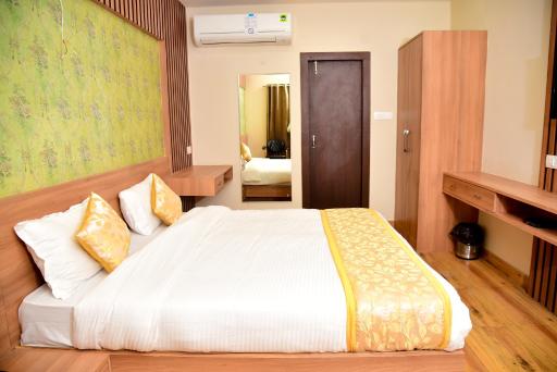 Hotel Olive Crown - Housity